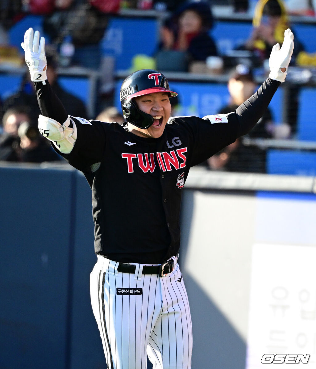 11일 수원 KT위즈파크에서 ‘2023 신한은행 SOL KBO 포스트시즌 한국시리즈’ 4차전 KT 위즈와 LG 트윈스의 경기가 열렸다.6회초 1사 1루에서 LG 문보경이 좌월 투런 홈런을 날리고 기뻐하고 있다. 2023.11.11 /jpnews@osen.co.kr