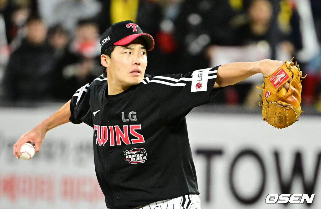 10일 오후 수원 KT위즈파크에서 ‘2023 신한은행 SOL KBO 포스트시즌 한국시리즈’ 3차전 KT 위즈와 LG 트윈스의 경기가 열렸다.1회말 LG 선발투수 임찬규가 역투하고 있다. 2023.11.10 /jpnews@osen.co.kr