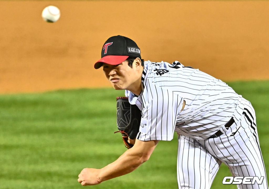 8일 잠실 NC파크에서 2023 신한은행 SOL KBO 포스트시즌 한국시리즈 LG 트윈스와 KT 위즈의 2차전 경기가 열렸다. LG 트윈스 함덕주가 역투하고 있다. 2023.11.08 / foto0307@osen.co.kr