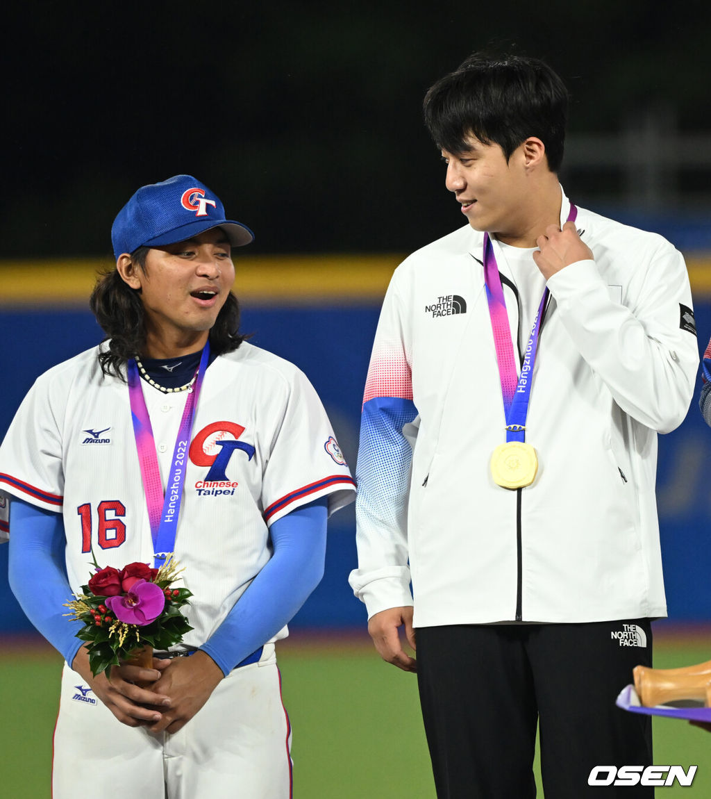 류중일 감독이 이끄는 한국 야구 대표팀이 4회 연속 우승을 차지했다. 한국은 7일(이하 한국시간) 중국 저장성 사오싱 야구장에서 열린 2022 항저우 아시안게임 야구 결승전에서 대만을 2-0으로 눌렀다. 이로써 지난 2일 대만과의 B조 예선 2차전 0-4 완패를 설욕하며 금메달을 목에 걸었다. 경기 종료 후 시상대에서 대한민국 원태인, 대만 린위민이 이야기를 나누고 있다. 2023.10.07 /ksl0919@osen.co.kr