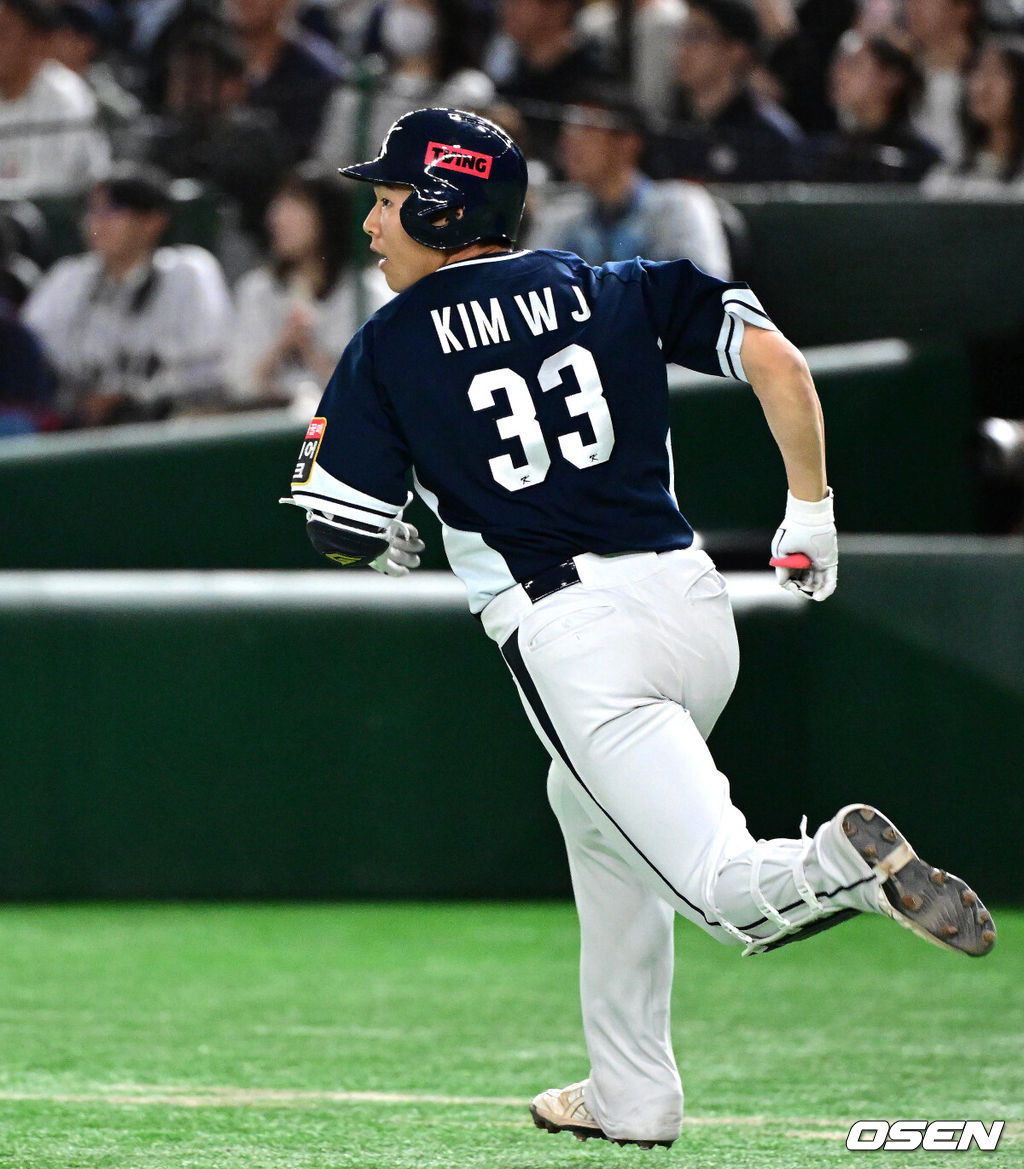 류중일 감독이 이끄는 한국야구대표팀은 17일 일본 도쿄돔에서 열린 2023 아시아프로야구챔피언십(APBC) 예선 두 번째 경기 일본전에 1-2로 패했다.9회초 2사에서 대한민국 김휘집이 좌월 솔로 홈런을 치고 그라운드를 돌고 있다. 2023.11.17 / jpnews.osen.co.kr