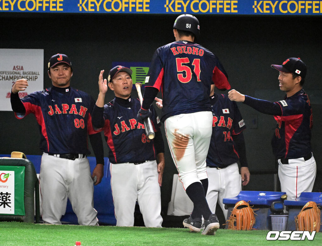 18일 오후 일본 도쿄돔에서 2023 아시아 프로야구 챔피언십(APBC) 일본과 호주의 경기가 열렸다.3회 일본 코조노가 만나미의 1타점 적시 3루타에 득점을 올리며 이바타 감독과 하이파이브를 하고 있다. 2023.11.18 / jpnews.osen.co.kr