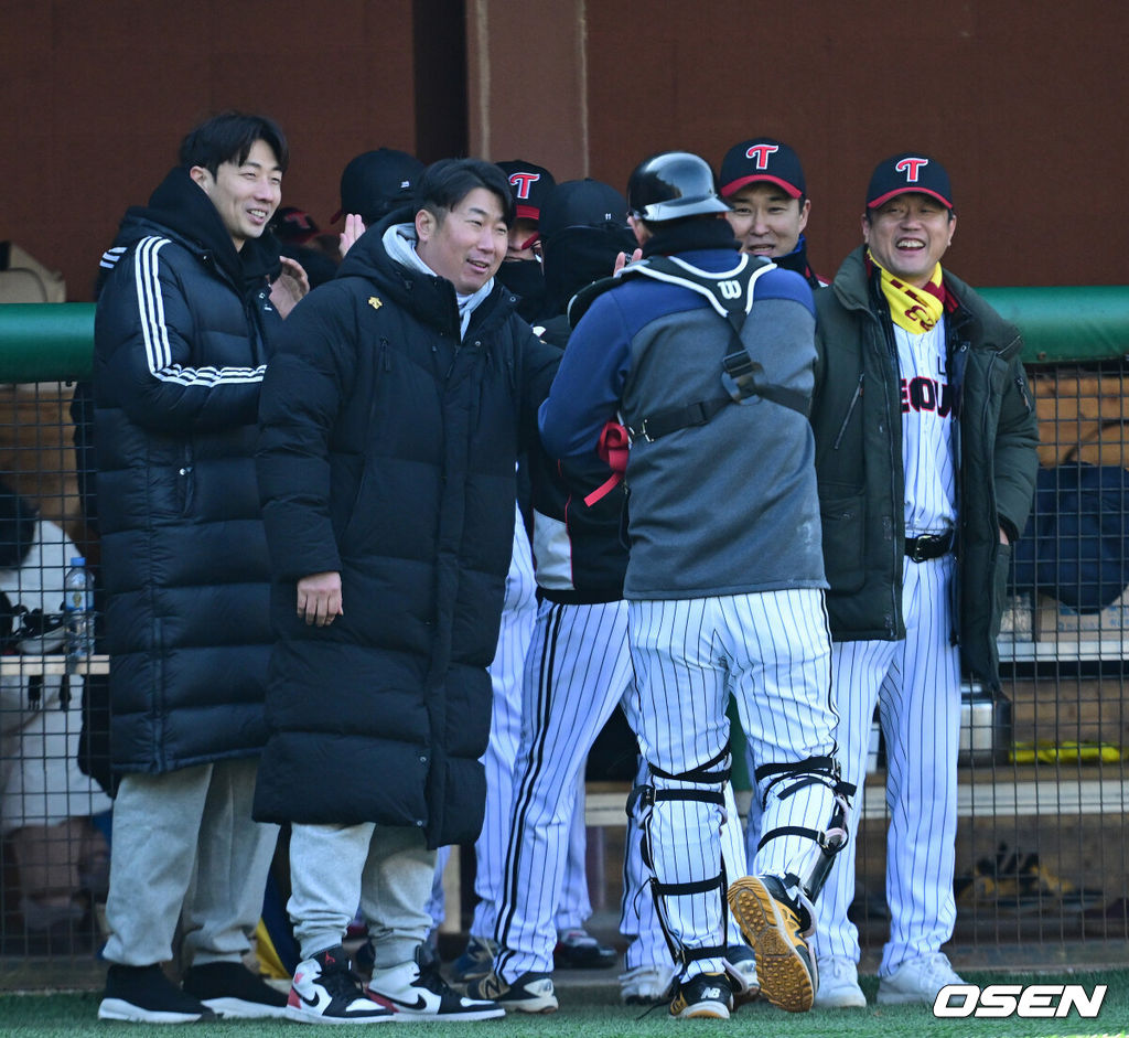 18일 강원도 횡성 KBO 야구센터에서 '2023 KBO컵 FAN 동호인 야구대회' 1차라운드 SSG(비룡천하)와 LG(유니트윈스)의 경기가 열렸다.LG 은퇴선수 이성우와 김용의가 더그아웃에서 LG(유니트윈스) 선수들을 맞이하며 인사 나누고 있다. 2023.11.18 / dreamer@osen.co.kr