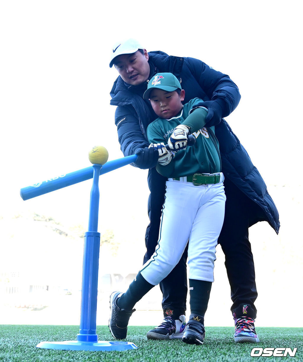 18일 강원도 횡성 KBO 야구센터에서 '2023 KBO컵 FAN 동호인 야구대회' 1차라운드 SSG(비룡천하)와 LG(유니트윈스)의 경기가 열렸다.경기를 앞두고 SSG(비룡천하) 어린이 선수에게 SSG 은퇴선수 정영일이 코칭하고 있다. 2023.11.18 / dreamer@osen.co.kr