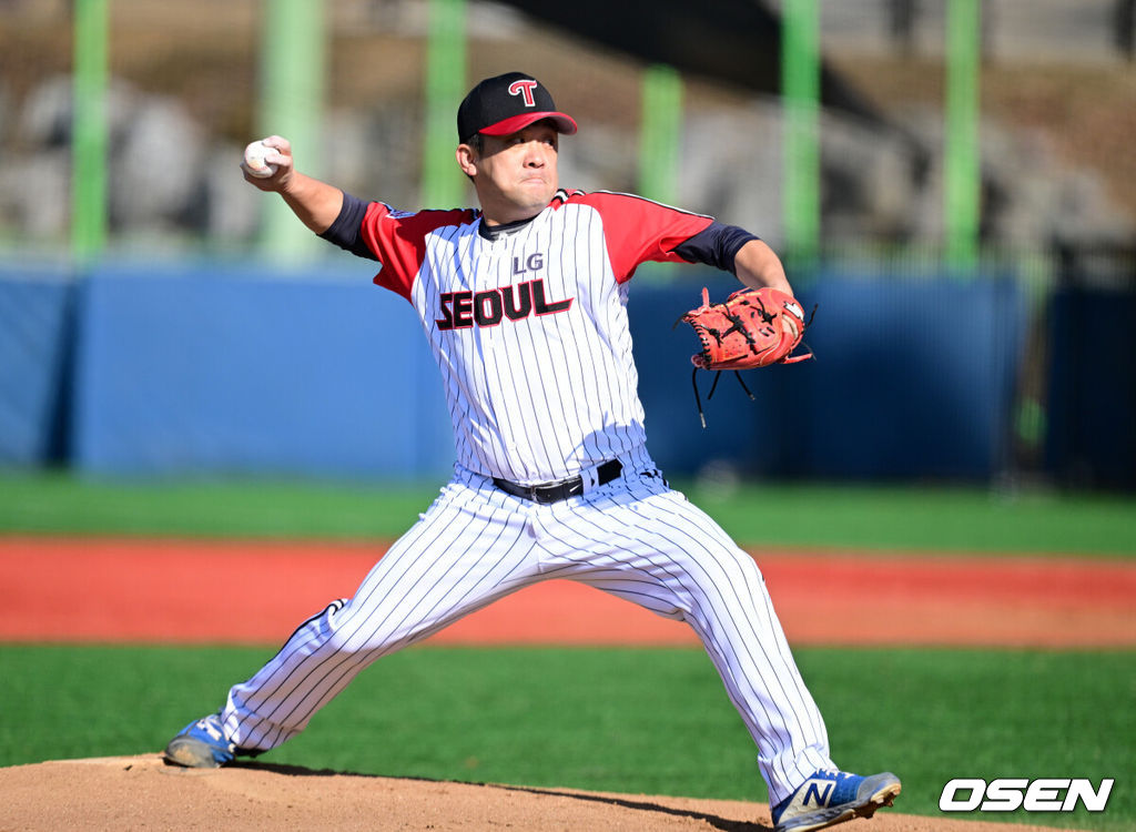 18일 강원도 횡성 KBO 야구센터에서 '2023 KBO컵 FAN 동호인 야구대회' 1차라운드 SSG(비룡천하)와 LG(유니트윈스)의 경기가 열렸다.3회초 LG(유니트윈스) 선발 이선구가 힘차게 공을 뿌리고 있다. 2023.11.18 / dreamer@osen.co.kr