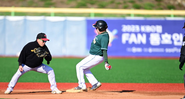 18일 강원도 횡성 KBO 야구센터에서 '2023 KBO컵 FAN 동호인 야구대회' 1차라운드 SSG(비룡천하)와 LG(유니트윈스)의 경기가 열렸다.1회초 SSG(비룡천하) 정충희가 2루 도루에 성공하고 있다. 2023.11.18 / 