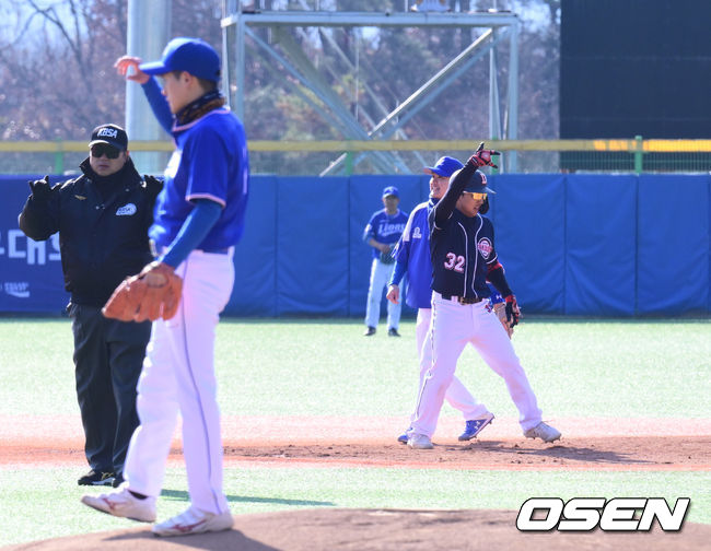 18일 강원도 횡성 KBO 야구센터에서 '2023 KBO컵 FAN 동호인 야구대회' 8강 두산(프로젝트K)와 삼성(라블리즈)의 경기가 열렸다.1회초 두산(프로젝트K) 오원준이 적시타를 때린 뒤 기뻐하고 있다. 2023.11.18 /cej@osen.co.kr