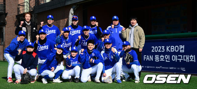 경기 전 삼성(라블리즈) 선수단과 삼성 은퇴선수 정인욱 임대한이 포즈를 취하고 있다.  2023.11.18 /cej@osen.co.kr