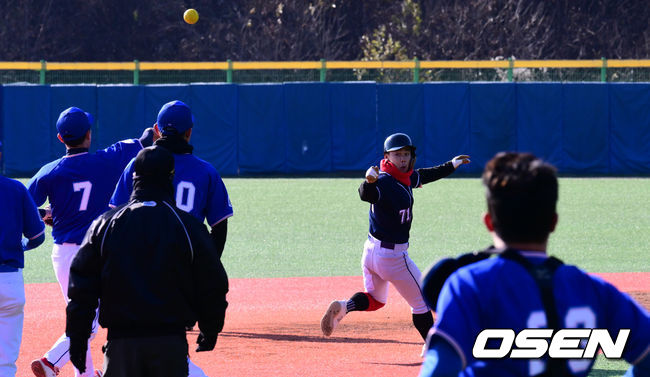 18일 강원도 횡성 KBO 야구센터에서 '2023 KBO컵 FAN 동호인 야구대회' 8강 두산(프로젝트K)와 삼성(라블리즈)의 경기가 열렸다.두산(프로젝트K) 김경국이 주루 플레이를 하고 있다. 2023.11.18 /cej@osen.co.kr