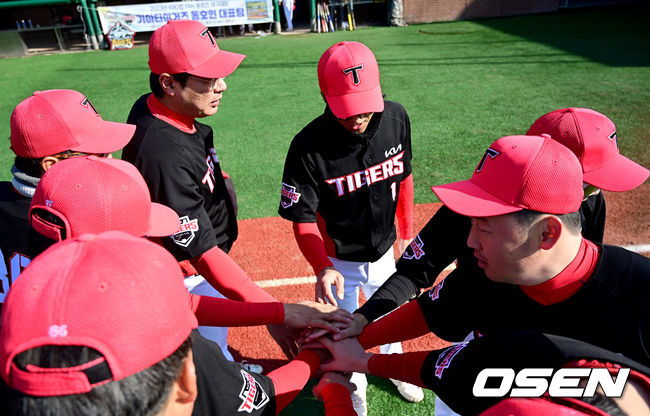 18일 강원도 횡성 KBO 야구센터에서 '2023 KBO컵 FAN 동호인 야구대회' 8강 1경기 한화(가마치)와 KIA(아레스)의 경기가 열렸다.경기를 앞두고 KIA(아레스) 선수들이 파이팅을 외치고 있다. 2023.11.18 / dreamer@osen.co.kr