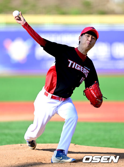 18일 강원도 횡성 KBO 야구센터에서 '2023 KBO컵 FAN 동호인 야구대회' 8강 1경기 한화(가마치)와 KIA(아레스)의 경기가 열렸다.1회초 KIA(아레스) 선발 한인승이 힘차게 공을 뿌리고 있다. 2023.11.18 / dreamer@osen.co.kr