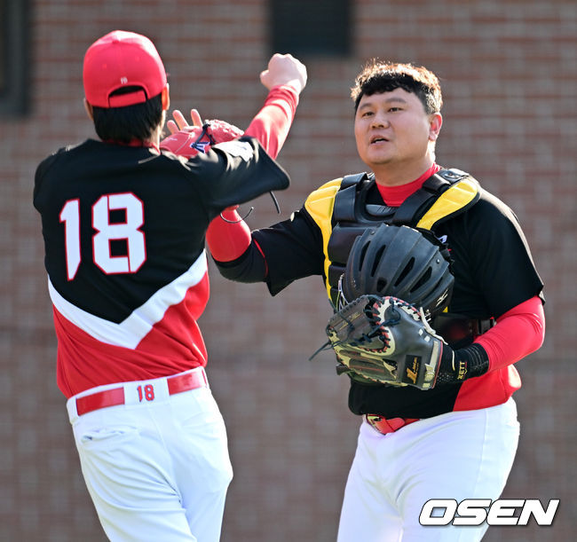 18일 강원도 횡성 KBO 야구센터에서 '2023 KBO컵 FAN 동호인 야구대회' 8강 1경기 한화(가마치)와 KIA(아레스)의 경기가 열렸다.3회초 수비를 마친 KIA(아레스) 선발 한인승과 포수 임상현이 인사를 나누고 있다. 2023.11.18 / dreamer@osen.co.kr