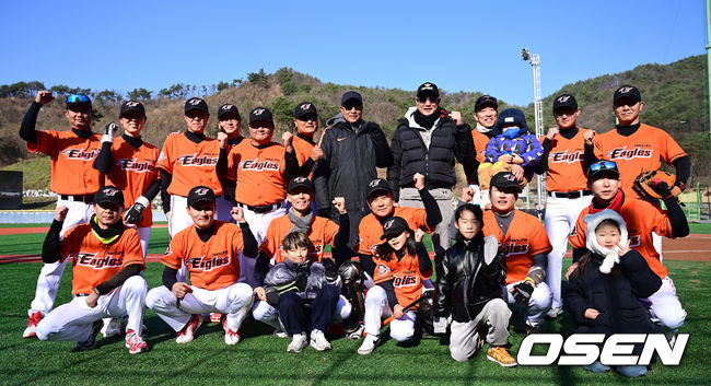 18일 강원도 횡성 KBO 야구센터에서 '2023 KBO컵 FAN 동호인 야구대회' 8강 1경기 한화(가마치)와 KIA(아레스)의 경기가 열렸다.경기를 앞두고 한화(가마치) 선수들과 한화 송진우-송광민이 기념촬영을 하고 있다. 2023.11.18 / dreamer@osen.co.kr