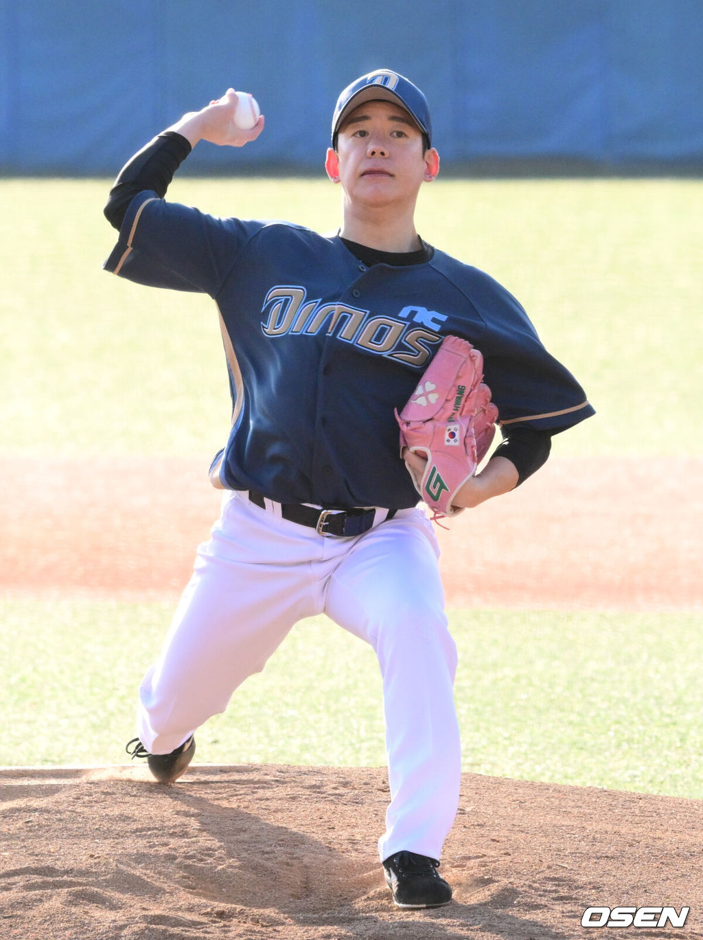 18일 강원도 횡성 KBO 야구센터에서 '2023 KBO컵 FAN 동호인 야구대회' 8강 NC(에이포스)와 키움(파수 언터쳐블)의 경기가 열렸다.1회말 NC(에이포스) 선발 이규황이 힘차게 공을 던지고 있다. 2023.11.18 /cej@osen.co.kr