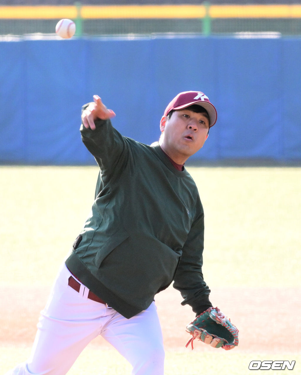 18일 강원도 횡성 KBO 야구센터에서 '2023 KBO컵 FAN 동호인 야구대회' 8강 NC(에이포스)와 키움(파수 언터쳐블)의 경기가 열렸다.1회초 키움(파수 언터쳐블) 선발 이수용이 힘차게 공을 던지고 있다. 2023.11.18 /cej@osen.co.kr