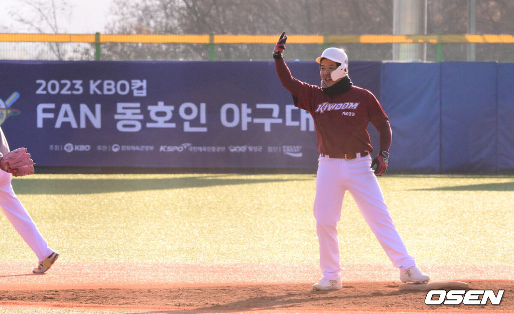 18일 강원도 횡성 KBO 야구센터에서 '2023 KBO컵 FAN 동호인 야구대회' 8강 두산(프로젝트K)와 삼성(라블리즈)의 경기가 열렸다.1회말 키움(파수 언터쳐블) 노정환이 선제 적시타를 때린 뒤 세리머니를 하고 있다. 2023.11.18 /cej@osen.co.kr