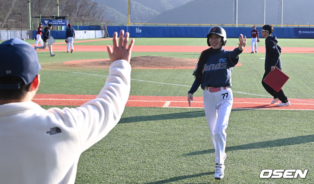 18일 강원도 횡성 KBO 야구센터에서 '2023 KBO컵 FAN 동호인 야구대회' 8강 NC(에이포스)와 키움(파수 언터쳐블)의 경기가 열렸다.3회초 NC(에이포스) 윤송이가 타격 후 하이파이브를 하고 있다. 2023.11.18 /cej@osen.co.kr