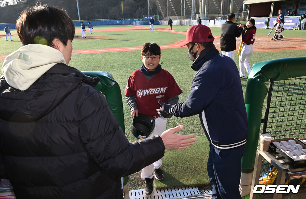 18일 강원도 횡성 KBO 야구센터에서 '2023 KBO컵 FAN 동호인 야구대회' 8강 NC(에이포스)와 키움(파수 언터쳐블)의 경기가 열렸다.키움(파수 언터쳐블) 여운제 어린이 선수가 김규민-김용달의 격려를 받고 있다. 2023.11.18 /cej@osen.co.kr