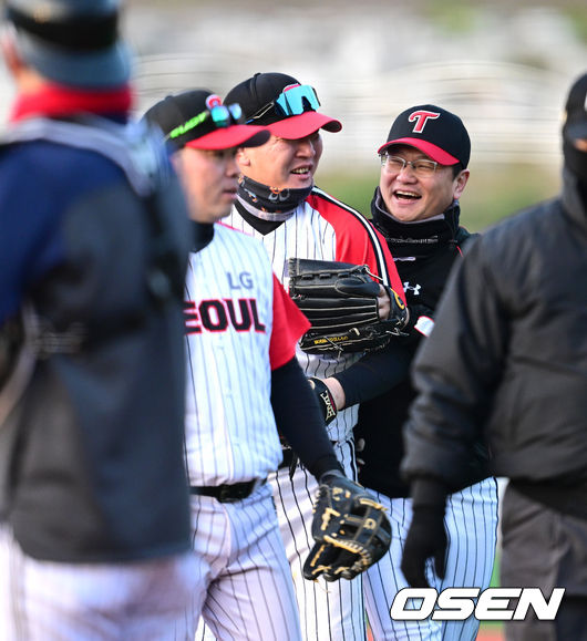 18일 강원도 횡성 KBO 야구센터에서 '2023 KBO컵 FAN 동호인 야구대회' 8강 2경기 KT(KT 스타즈)와 LG(유니트윈스)의 경기가 열렸다.승리한 LG(유니트윈스) 선수들이 기뻐하고 있다. 2023.11.18 / dreamer@osen.co.kr