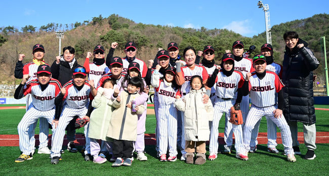 18일 강원도 횡성 KBO 야구센터에서 '2023 KBO컵 FAN 동호인 야구대회' 1차라운드 SSG(비룡천하)와 LG(유니트윈스)의 경기가 열렸다.경기를 앞두고 LG(유니트윈스) 선수들과 LG 은퇴선수 이성우-김용의가 기념촬영을 하고 있다. 2023.11.18 / dreamer@osen.co.kr