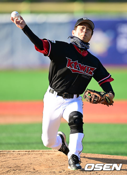 18일 강원도 횡성 KBO 야구센터에서 '2023 KBO컵 FAN 동호인 야구대회' 8강 2경기 KT(KT 스타즈)와 LG(유니트윈스)의 경기가 열렸다.KT(KT 스타즈) 선발 김영성이 힘차게 공을 뿌리고 있다. 2023.11.18 / dreamer@osen.co.kr