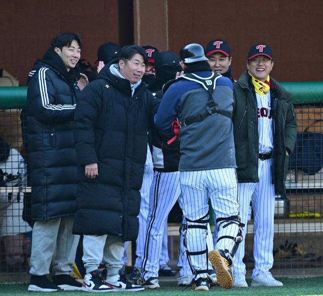 18일 강원도 횡성 KBO 야구센터에서 '2023 KBO컵 FAN 동호인 야구대회' 1차라운드 SSG(비룡천하)와 LG(유니트윈스)의 경기가 열렸다.LG 은퇴선수 이성우와 김용의가 더그아웃에서 LG(유니트윈스) 선수들을 맞이하며 인사 나누고 있다. 2023.11.18 / 