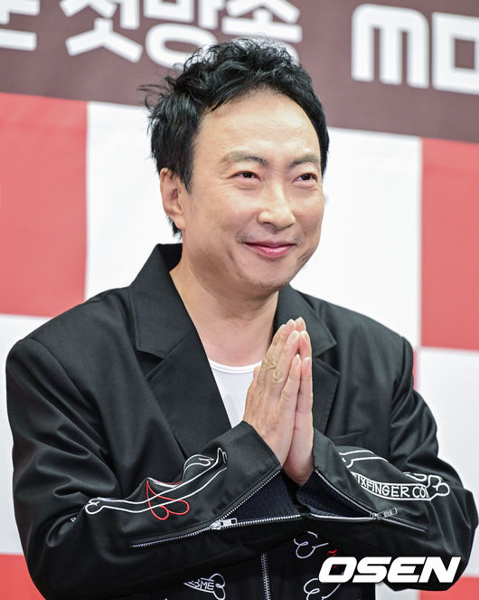 14일 오후 서울 상암동 스탠포드호텔에서 MBC에브리원∙라이프타임 새 예능 ‘나는 지금 화가 나있어’ 제작발표회가 열렸다.예능 ‘나는 지금 화가 나있어’(약칭 나화나)는 대한민국 ‘화’ 전문 MC들이 ‘화(火)’제의 게스트를 초대해 그들의 화 유발 비밀 토크를 듣고 화풀이 노하우를 대방출하는 ‘대국민 화Free(프리) 쇼’다. 이경규, 박명수, 권율, 덱스가 시청자들의 꽉 막힌 ‘화’를 대리 분출하며 통쾌한 사이다를 선사할 예정이다.방송인 이경규가 제작발표회에 참석해 포토타임을 하고 있다. 2023.08.14 / dreamer@osen.co.kr