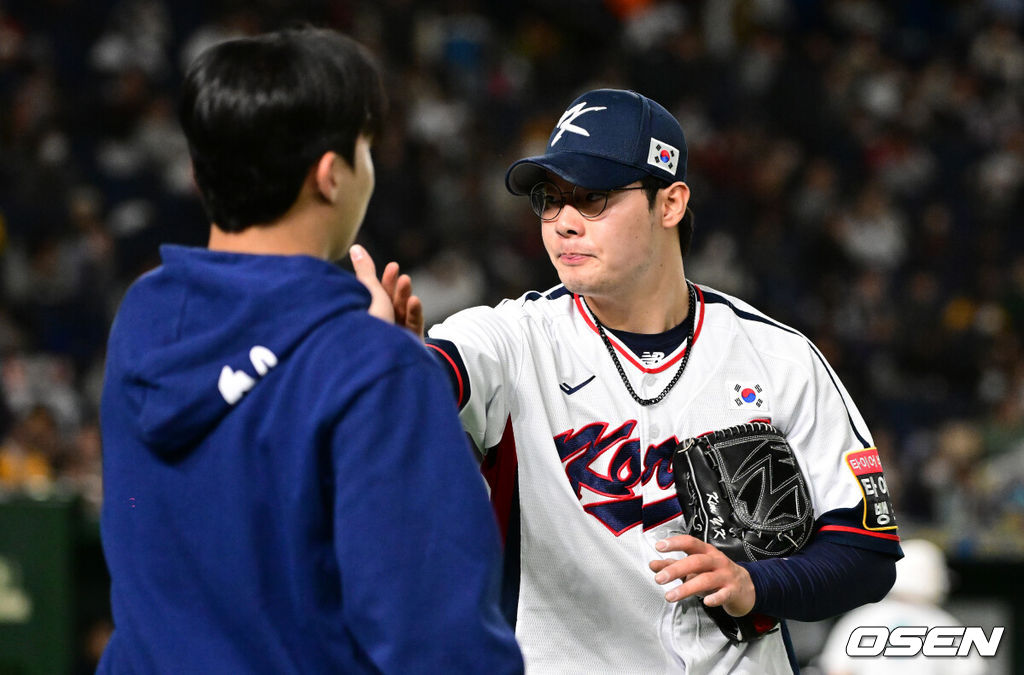 류중일 감독이 이끄는 2023 아시아 프로야구 챔피언십(APBC) 대표팀이 18일 오후 일본 도쿄돔에서 대만과 경기를 가졌다.6회초 수비를 마친 대한민국 김영규가 원태인과 하이파이브를 하고 있다. 2023.11.18 / jpnews.osen.co.kr