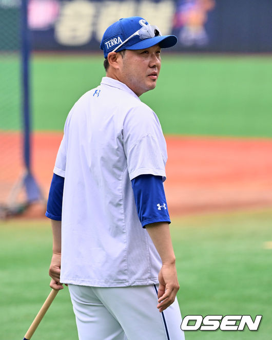 삼성 라이온즈 박진만 감독이 훈련을 지켜보고 있다. 2023.07.04 / foto0307@osen.co.kr