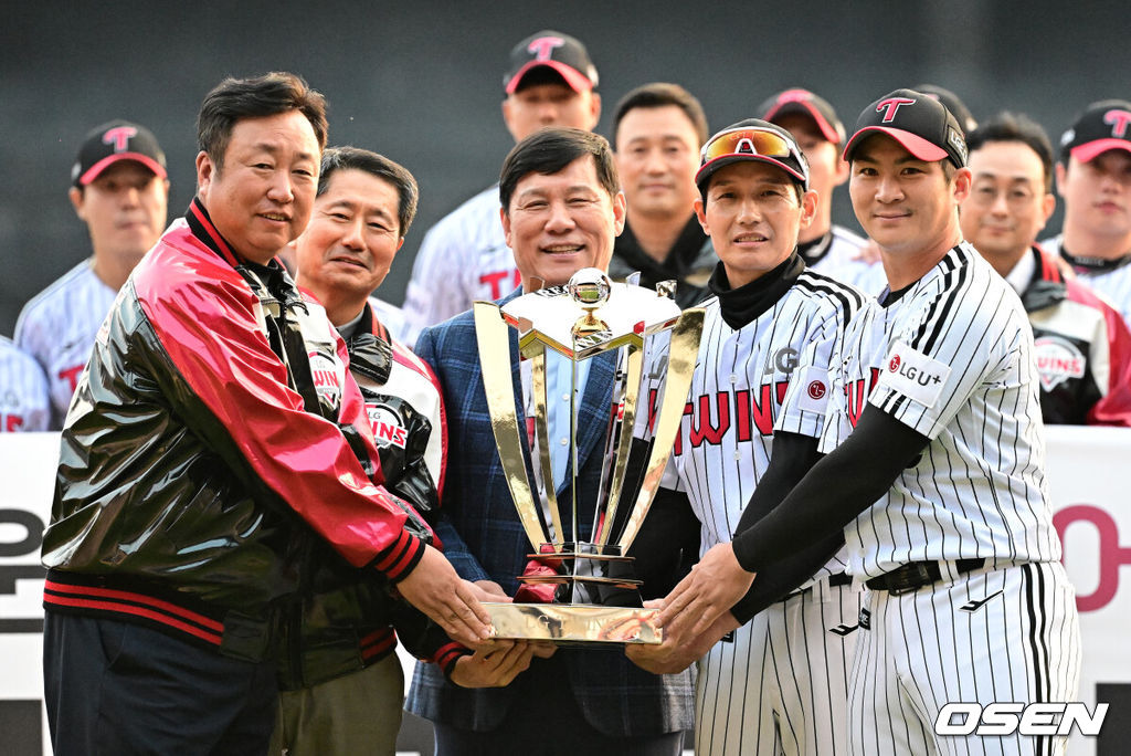  LG 차명석 단장, 김인석 대표이사, KBO 허구연 총재, LG 염경엽 감독, 오지환이 정규시즌 우승 트로피 들고 포즈를 취하고 있다. 2023.10.15 /jpnews@osen.co.kr