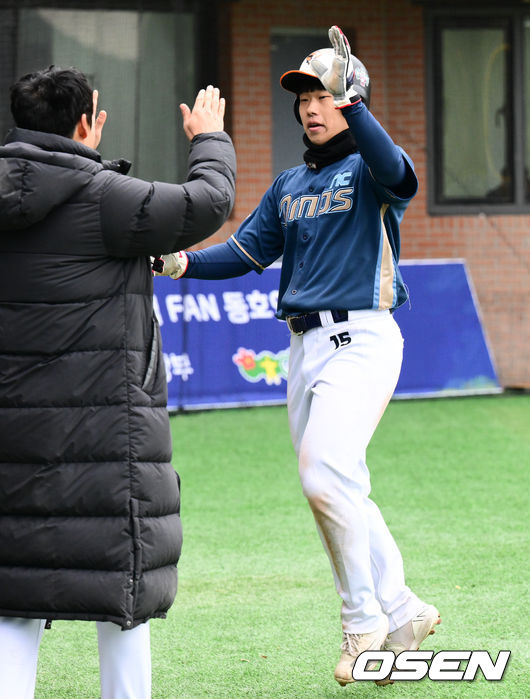 19일 강원도 횡성 KBO 야구센터에서 '2023 KBO컵 FAN 동호인 야구대회' 준결승전 NC(에이포스)와 두산(프로젝트K)의 경기가 열렸다.NC(에이포스)가 최민성 득점에 득점에 기뻐하고 있다. .2023.11.19 /cej@osen.co.kr