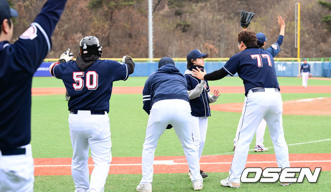 19일 강원도 횡성 KBO 야구센터에서 '2023 KBO컵 FAN 동호인 야구대회' 준결승전 NC(에이포스)와 두산(프로젝트K)의 경기가 열렸다.두산(프로젝트K) 김도경 어린이 선수가 티볼로 3루타를 날렸다. 2023.11.19 /cej@osen.co.kr