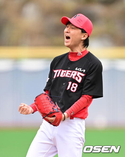 19일 강원도 횡성 KBO 야구센터에서 '2023 KBO컵 FAN 동호인 야구대회' 4강 KIA(아레스)와 LG(유니트윈스)의 경기가 열렸다.5회말 KIA(아레스) 한인승이 삼진에 환호하고 있다. 2023.11.19 / dreamer@osen.co.kr