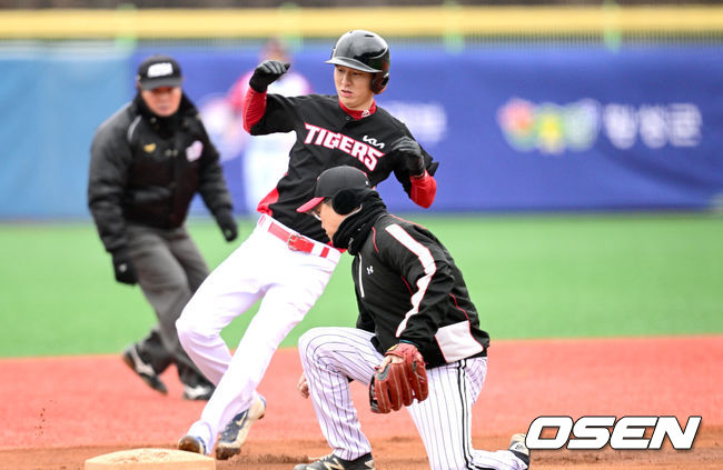 19일 강원도 횡성 KBO 야구센터에서 '2023 KBO컵 FAN 동호인 야구대회' 4강 KIA(아레스)와 LG(유니트윈스)의 경기가 열렸다.1회초 KIA(아레스) 한인승이 3루 도루에 성공하고 있다. 2023.11.19 / dreamer@osen.co.kr