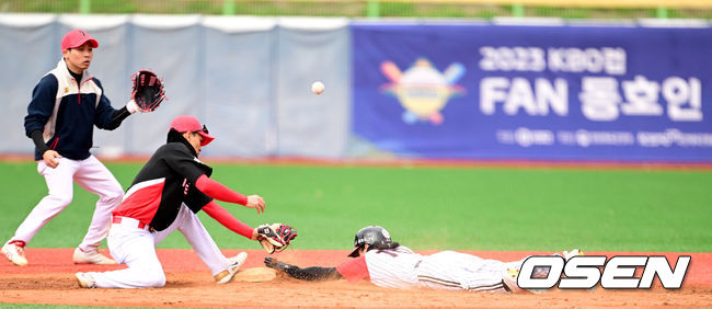 19일 강원도 횡성 KBO 야구센터에서 '2023 KBO컵 FAN 동호인 야구대회' 4강 KIA(아레스)와 LG(유니트윈스)의 경기가 열렸다.5회말 LG(유니트윈스) 박영민이 2루 도루에 성공하고 있다. 2023.11.19 / dreamer@osen.co.kr