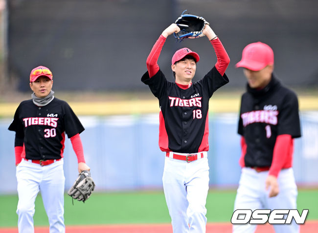 19일 강원도 횡성 KBO 야구센터에서 '2023 KBO컵 FAN 동호인 야구대회' 4강 KIA(아레스)와 LG(유니트윈스)의 경기가 열렸다.승리한 KIA(아레스) 선수들이 기뻐하고 있다. 2023.11.19 / dreamer@osen.co.kr