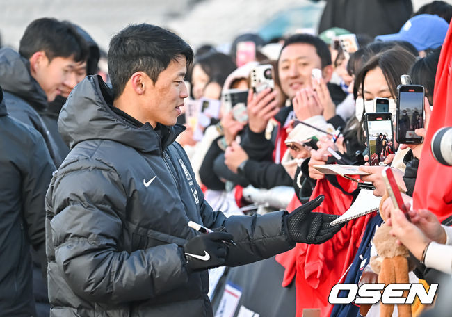 황희찬이 팬들에게 사인을 해주고 있다.   2023.11.18 / soul1014@osen.co.kr