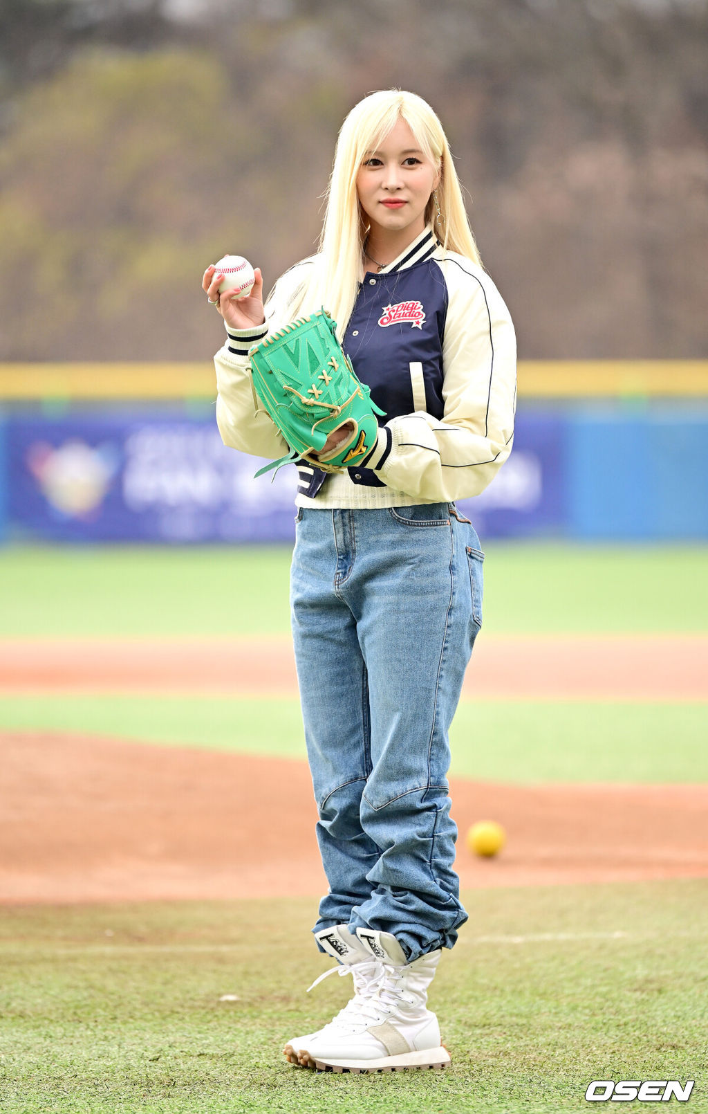 19일 강원도 횡성 KBO 야구센터에서 '2023 KBO컵 FAN 동호인 야구대회' 결승 KIA(아레스)와 NC(에이포스)의 경기가 열렸다.우주소녀 다영이 시구자로 나서 미소짓고 있다. 2023.11.19 / dreamer@osen.co.kr