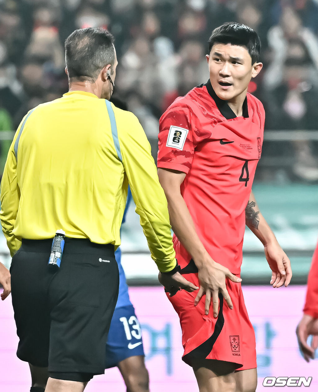 '닥공 축구'가 통했다. 한국이 싱가포르의 두 줄 수비를 깨부수고 6만여 홈팬들 앞에서 골 폭죽을 터트렸다.위르겐 클린스만 감독이 이끄는 한국 축구대표팀은 16일 오후 8시 서울월드컵경기장에서 열린 2026 국제축구연맹(FIFA) 북중미 월드컵 아시아지역 2차 예선 1차전에서 싱가포르를 5-0으로 대파했다.후반 김민재가 싱가포르 수비의 거친 수비에 심판에게 항의하고 있다.  2023.11.16 / soul1014@osen.co.kr