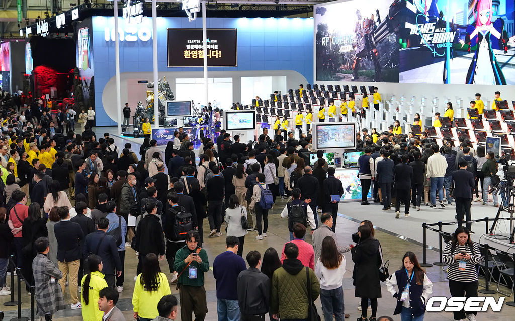 16일 부산 벡스코에서 한국게임산업협회가 주최하고 문화체육관광부가 후원하는 ‘국제게임전시회 지스타 2023’이 열렸다. 관람객들이 각종 게임 부스를 돌아보고 있다. 2023.11.16 / foto0307@osen.co.kr