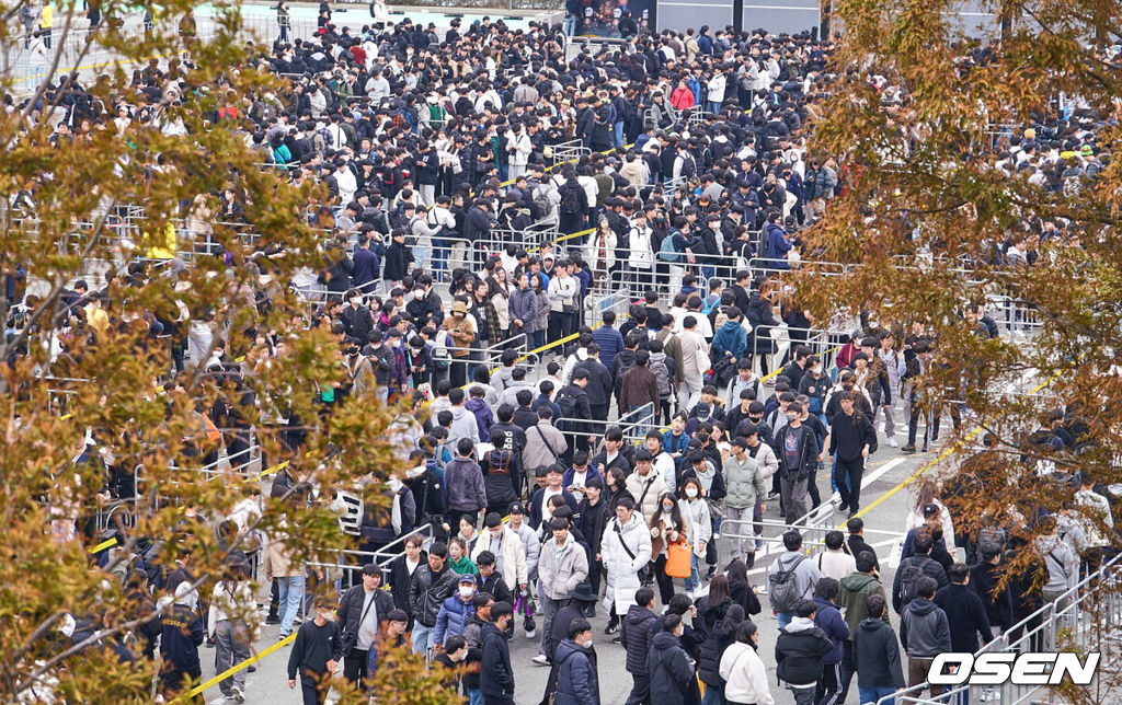 16일 부산 벡스코에서 한국게임산업협회가 주최하고 문화체육관광부가 후원하는 ‘국제게임전시회 지스타 2023’이 열렸다. 많은 관람객들이 지스타 2023 입장을 기다리고 있다. 2023.11.16 / foto0307@osen.co.kr