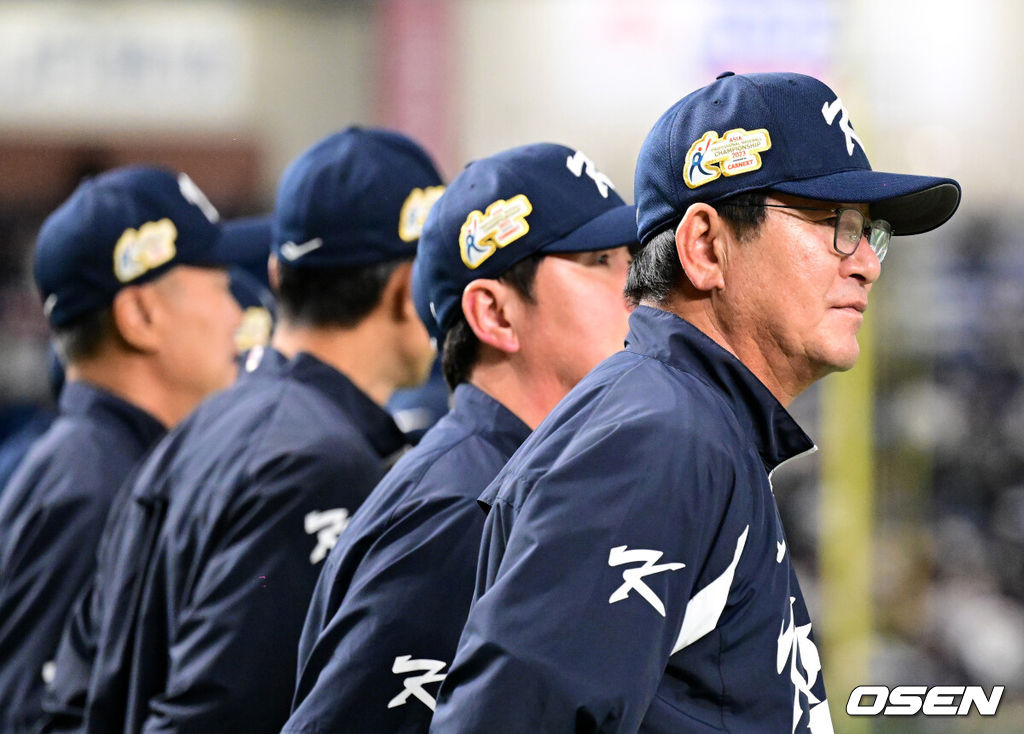 경기를 마치고 대한민국 류중일 감독이 일본 우승 시상식을 바라보고있다. 2023.11.19 / jpnews.osen.co.kr