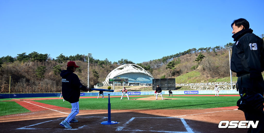 18일 강원도 횡성 KBO 야구센터에서 '2023 KBO컵 FAN 동호인 야구대회' 1차라운드 SSG(비룡천하)와 LG(유니트윈스)의 경기가 열렸다.SSG(비룡천하) 여성선수가 티볼을 치고 있다. 2023.11.18 / dreamer@osen.co.kr