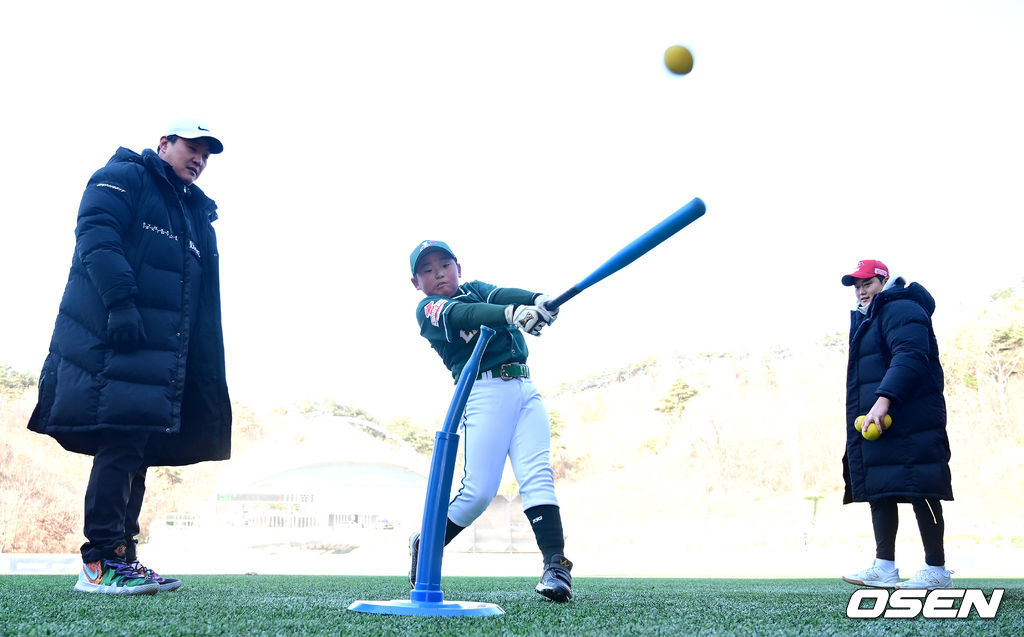 18일 강원도 횡성 KBO 야구센터에서 '2023 KBO컵 FAN 동호인 야구대회' 1차라운드 SSG(비룡천하)와 LG(유니트윈스)의 경기가 열렸다.경기를 앞두고 SSG(비룡천하) 어린이 선수에게 SSG 은퇴선수 정영일과 김태훈이 코칭하고 있다. 2023.11.18 / dreamer@osen.co.kr