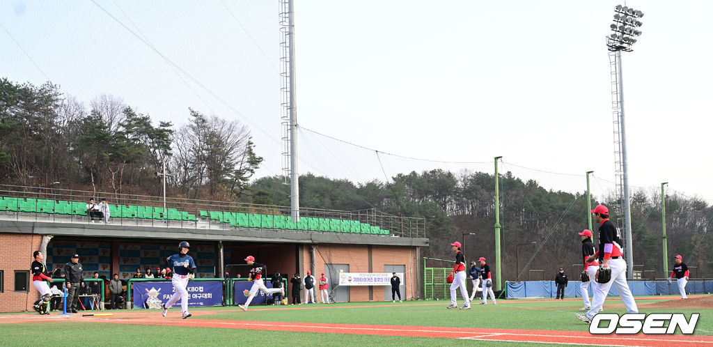 19일 강원도 횡성 KBO 야구센터에서 '2023 KBO컵 FAN 동호인 야구대회' 결승 KIA(아레스)와 NC(에이포스)의 경기가 열렸다.6회말 NC(에이포스) 윤송이가 티볼을 치고 1루로 뛰고 있다. 2023.11.19 / dreamer@osen.co.kr