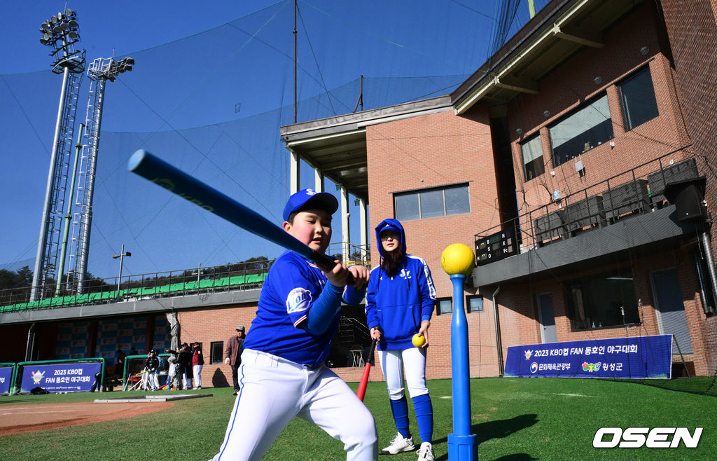 18일 강원도 횡성 KBO 야구센터에서 '2023 KBO컵 FAN 동호인 야구대회' 8강 두산(프로젝트K)와 삼성(라블리즈)의 경기가 열렸다.삼성(라블리즈) 박주호가 티볼 연습을 하고 있다. 2023.11.18 /cej@osen.co.kr