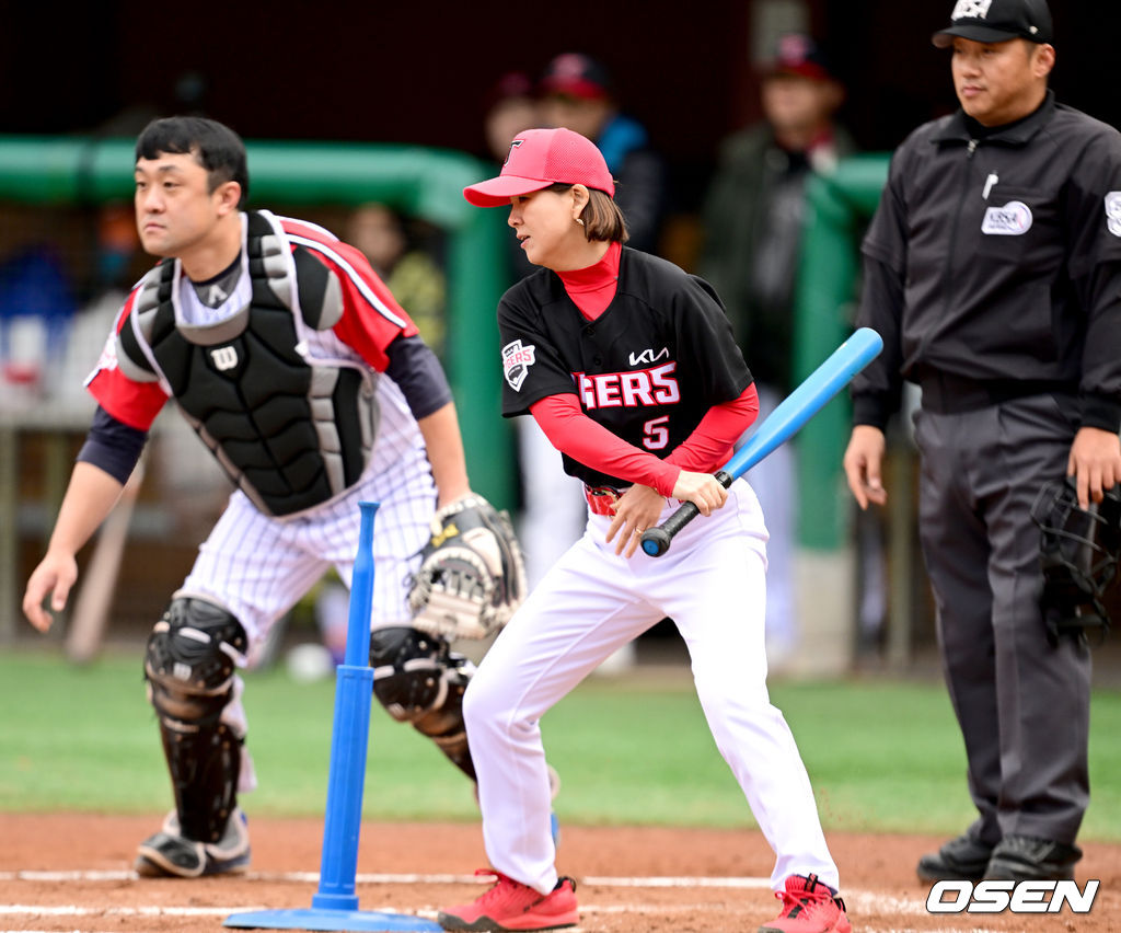 19일 강원도 횡성 KBO 야구센터에서 '2023 KBO컵 FAN 동호인 야구대회' 4강 KIA(아레스)와 LG(유니트윈스)의 경기가 열렸다.2회초 KIA(아레스) 이다영이 티볼로 적시타를 날리고 있다. 2023.11.19 / dreamer@osen.co.kr