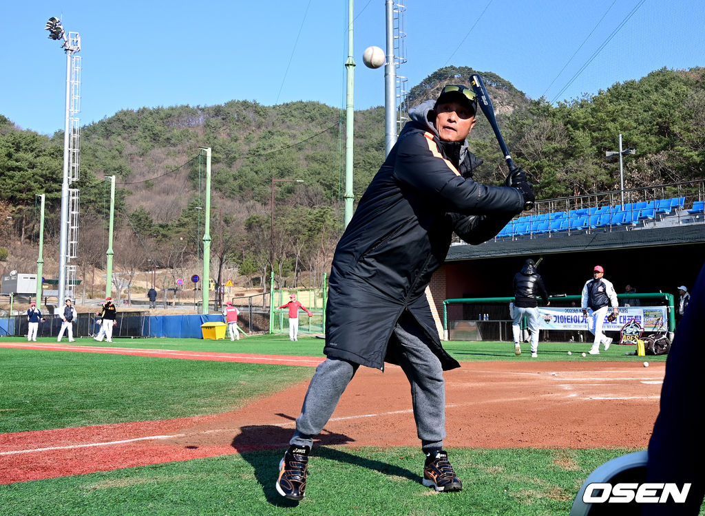 18일 강원도 횡성 KBO 야구센터에서 '2023 KBO컵 FAN 동호인 야구대회' 8강 1경기 한화(가마치)와 KIA(아레스)의 경기가 열렸다.경기를 앞두고 한화 은퇴선수 송진우가 한화(가마치) 선수들에게 펑고를 치고 있다. 2023.11.18 / dreamer@osen.co.kr