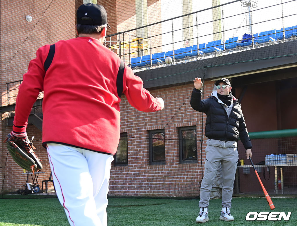 18일 강원도 횡성 KBO 야구센터에서 '2023 KBO컵 FAN 동호인 야구대회' 8강 1경기 한화(가마치)와 KIA(아레스)의 경기가 열렸다.경기를 앞두고 한화 은퇴선수 송광민이 한화(가마치) 선수들에게 펑고를 치고 있다. 2023.11.18 / dreamer@osen.co.kr