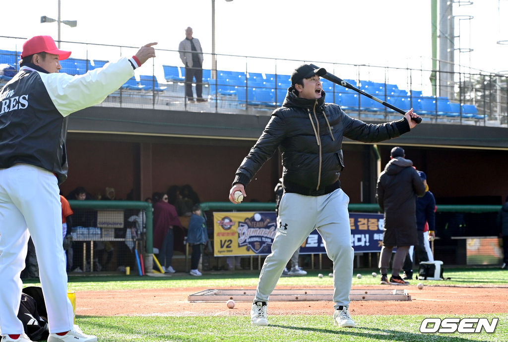 18일 강원도 횡성 KBO 야구센터에서 '2023 KBO컵 FAN 동호인 야구대회' 8강 1경기 한화(가마치)와 KIA(아레스)의 경기가 열렸다.경기를 앞두고 KIA 은퇴선수 김민우가 KIA(아레스) 선수들에게 펑고를 치고 있다. 2023.11.18 / dreamer@osen.co.kr